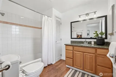 5624 Roosevelt Way NE Seattle WA 98105