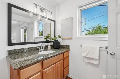 5624 Roosevelt Way NE Seattle WA 98105