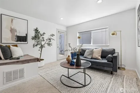 5624 Roosevelt Way NE Seattle WA 98105