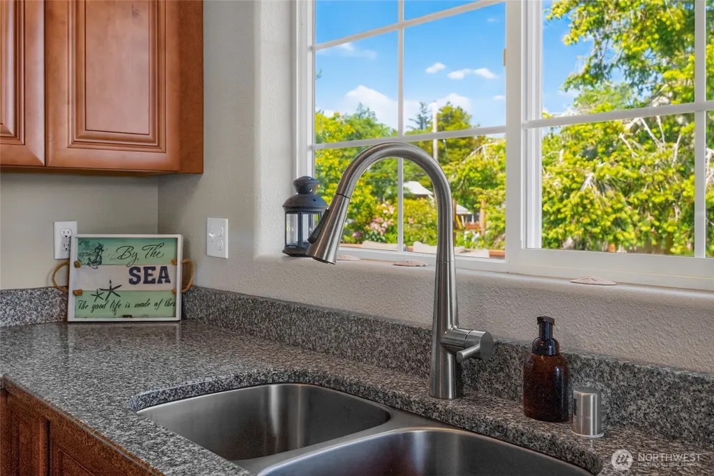 1209 36th Street Seaview WA 98644