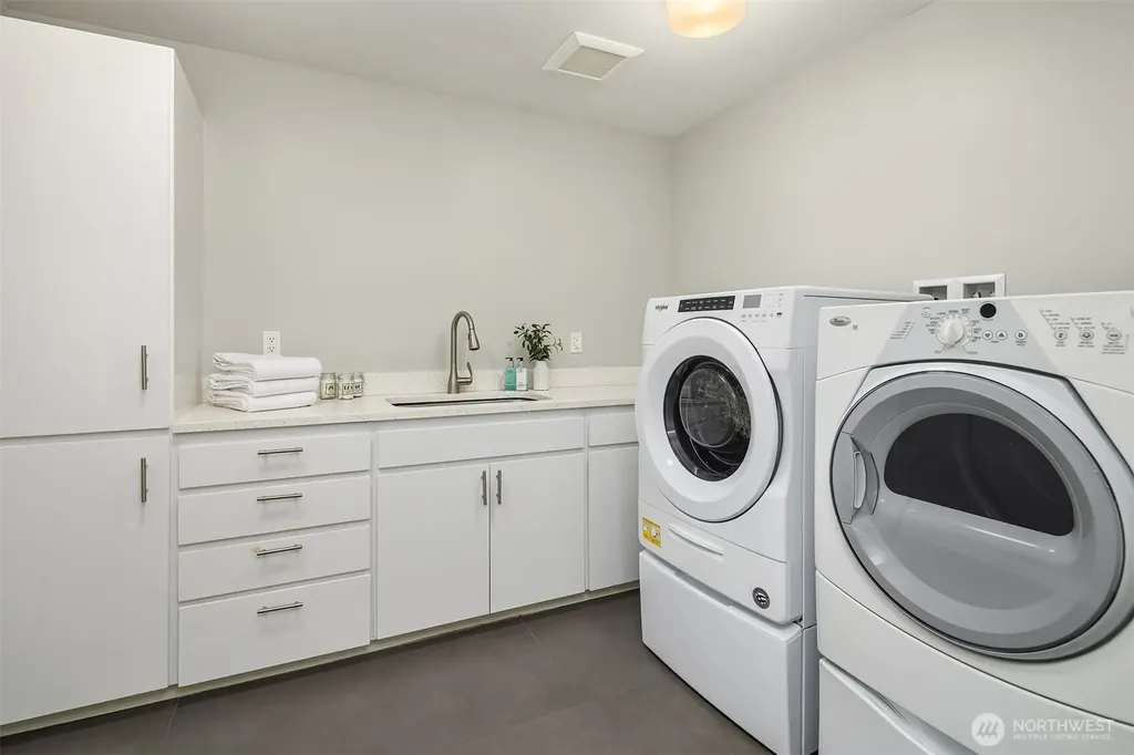 895 NW Elford Drive Seattle WA 98177