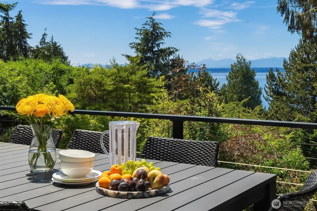 895 NW Elford Drive Seattle WA 98177