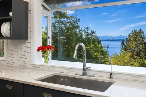 895 NW Elford Drive Seattle WA 98177