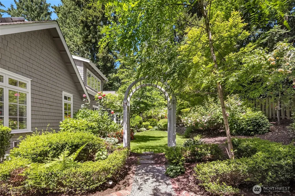 2720 105th Avenue SE Beaux Arts WA 98004
