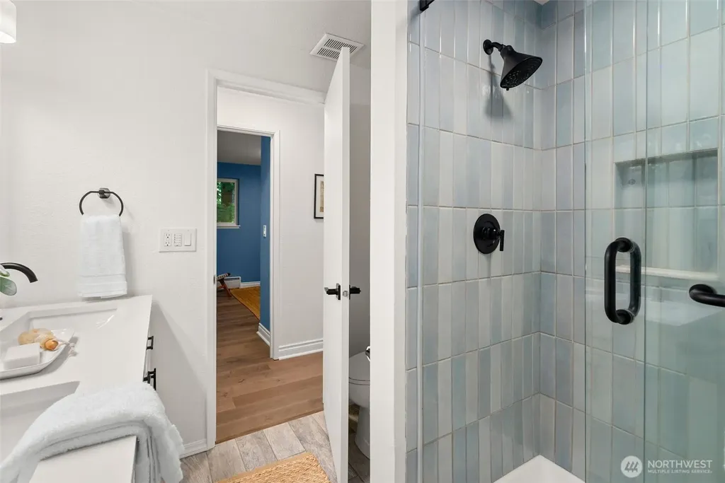1305 Kings Place NW Bainbridge Island WA 98110