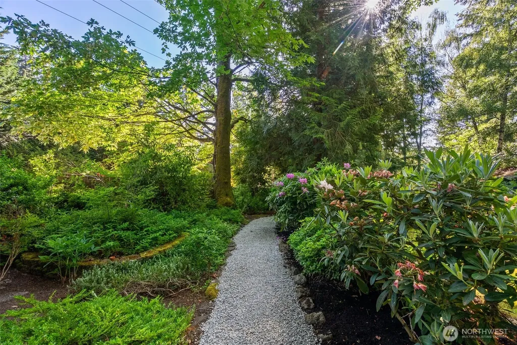 1305 Kings Place NW Bainbridge Island WA 98110