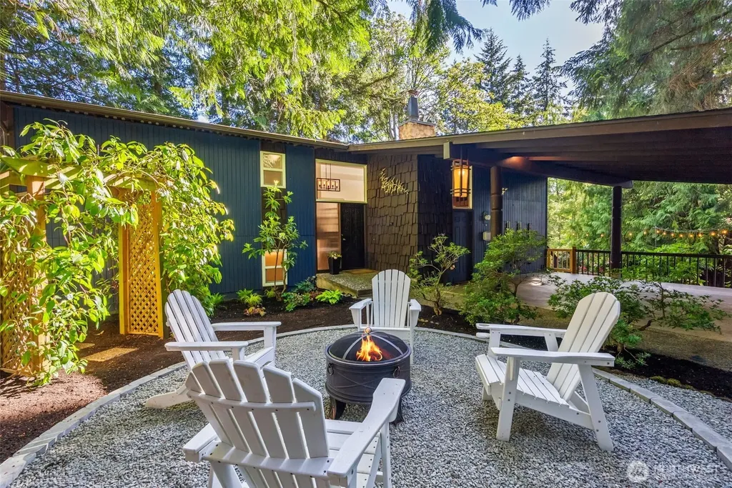 1305 Kings Place NW Bainbridge Island WA 98110