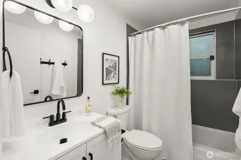 1305 Kings Place NW Bainbridge Island WA 98110