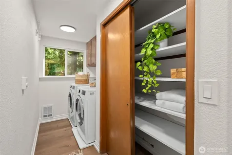 1305 Kings Place NW Bainbridge Island WA 98110