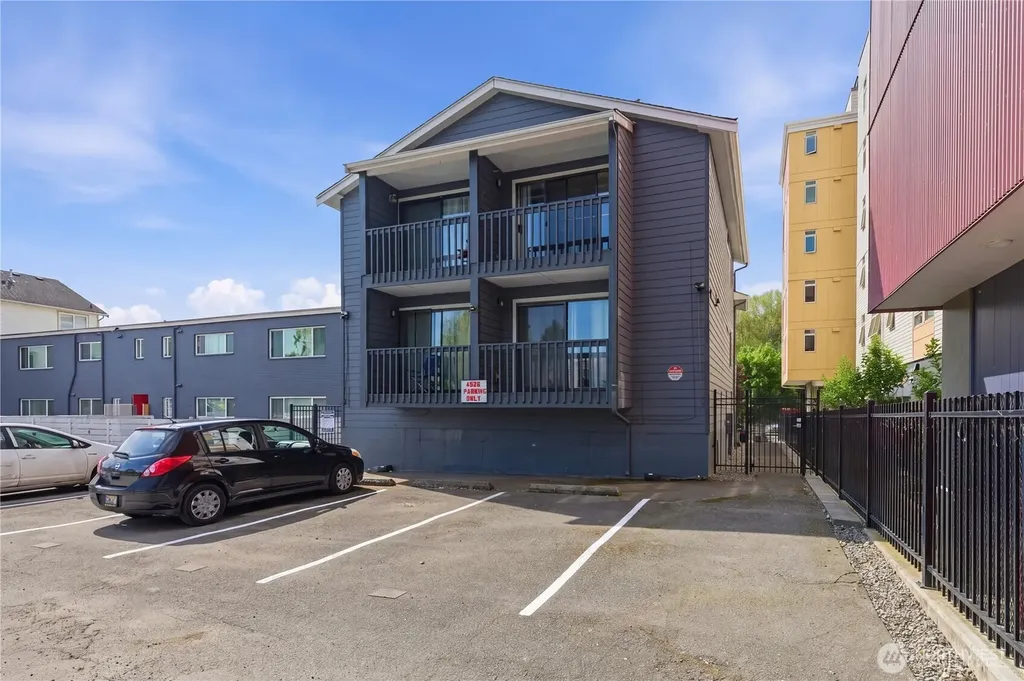 4526 S Henderson Street Seattle WA 98118