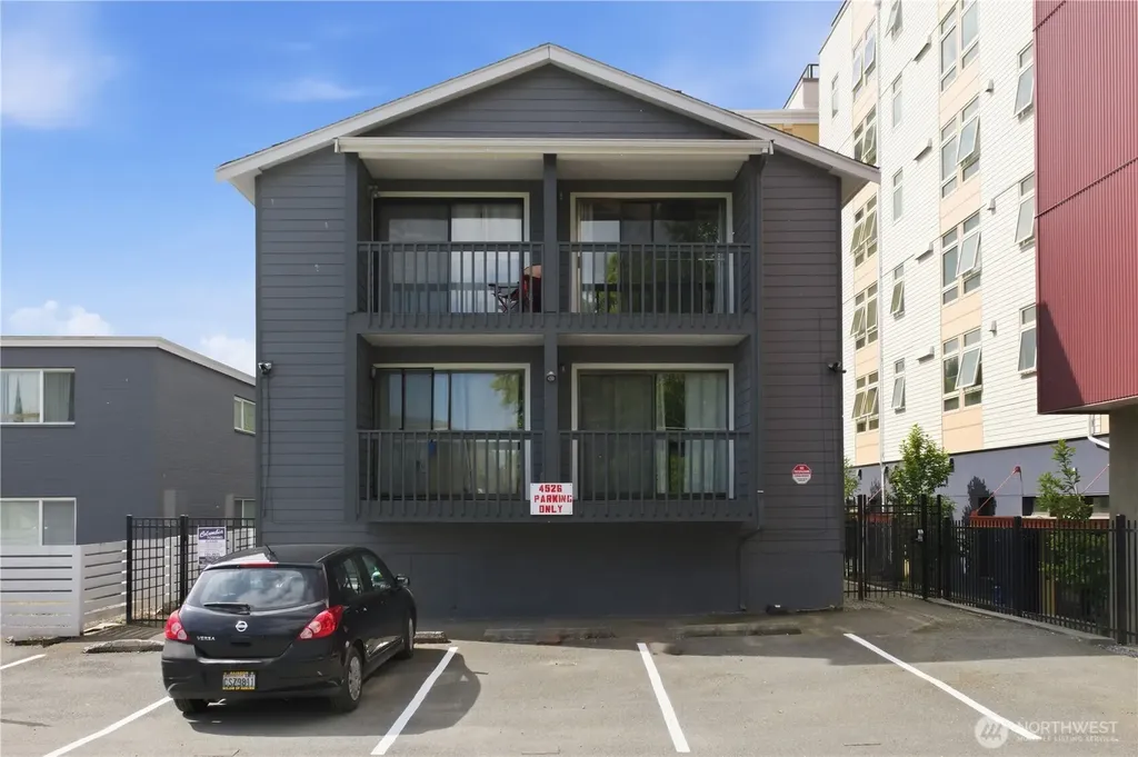 4526 S Henderson Street Seattle WA 98118