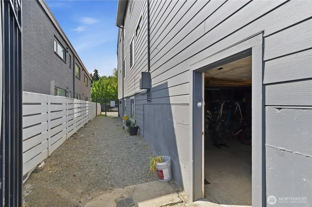 4526 S Henderson Street Seattle WA 98118