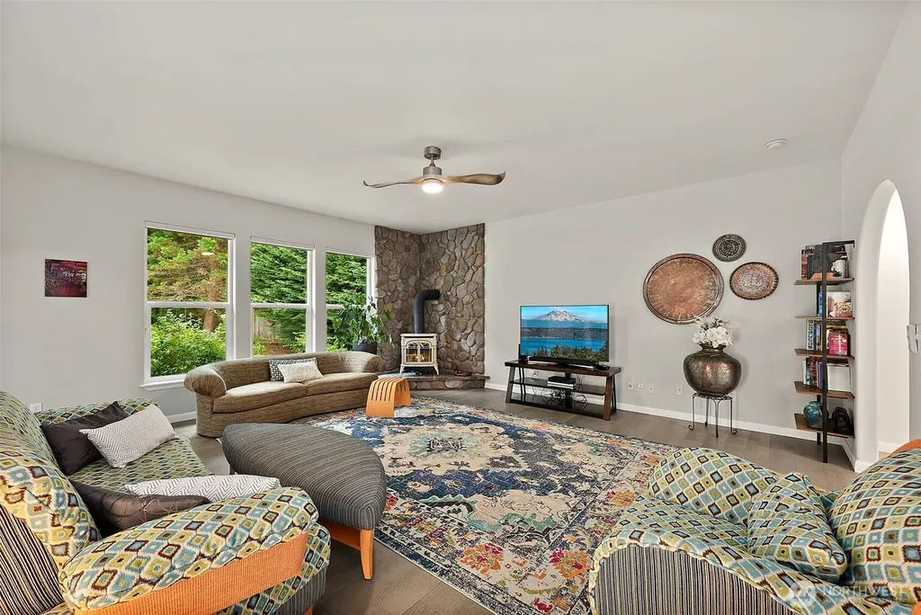 321 Fairway Drive Allyn WA 98524