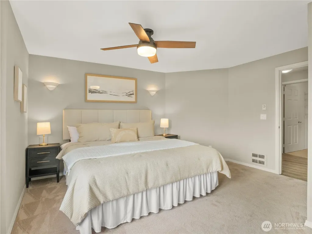 5624 Roosevelt Way NE Seattle WA 98105