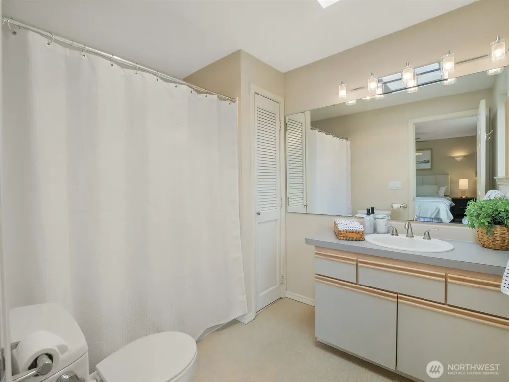 5624 Roosevelt Way NE Seattle WA 98105