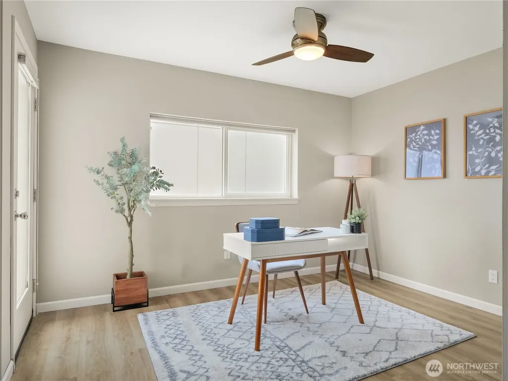 5624 Roosevelt Way NE Seattle WA 98105
