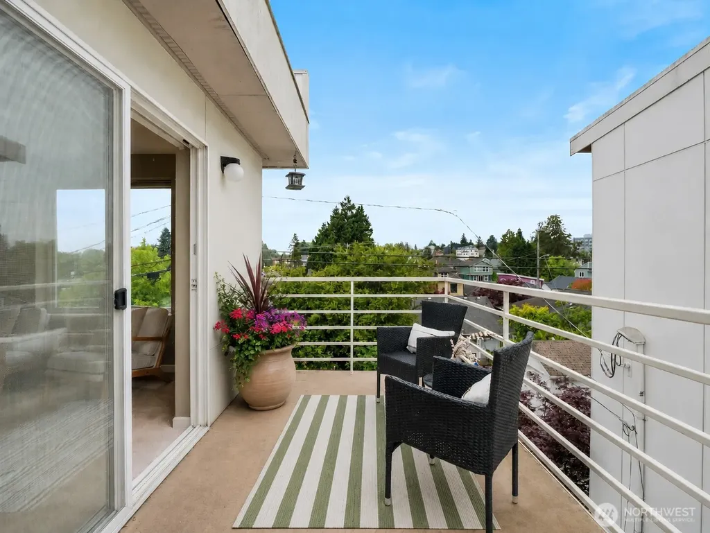 5624 Roosevelt Way NE Seattle WA 98105