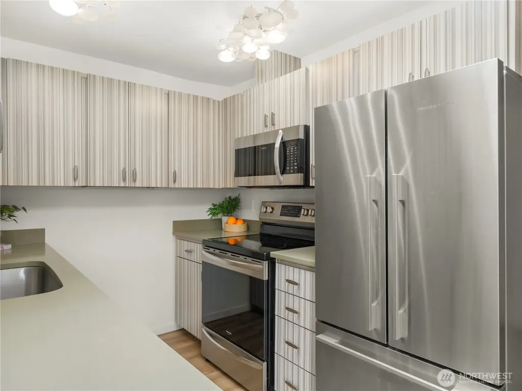 5624 Roosevelt Way NE Seattle WA 98105