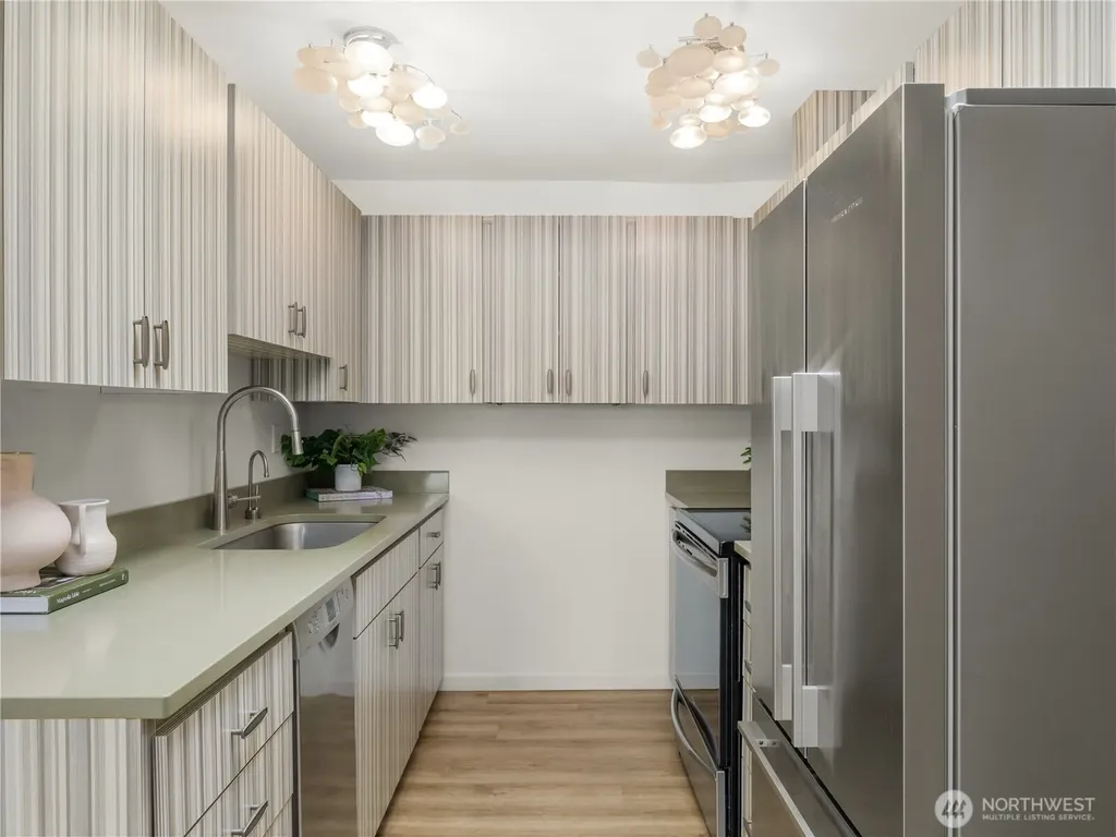 5624 Roosevelt Way NE Seattle WA 98105