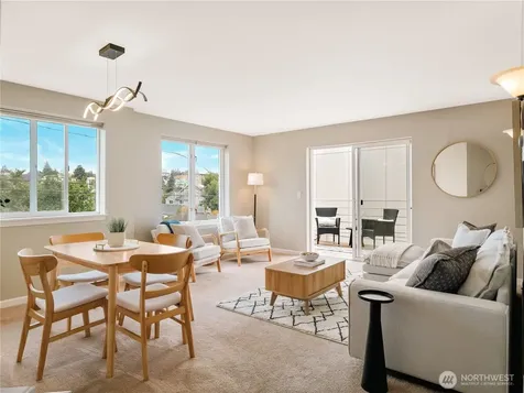 5624 Roosevelt Way NE Seattle WA 98105