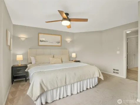5624 Roosevelt Way NE Seattle WA 98105