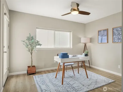 5624 Roosevelt Way NE Seattle WA 98105