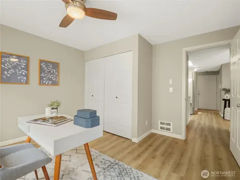 5624 Roosevelt Way NE Seattle WA 98105
