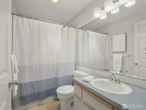 5624 Roosevelt Way NE Seattle WA 98105