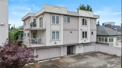 5624 Roosevelt Way NE Seattle WA 98105
