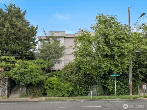 5624 Roosevelt Way NE Seattle WA 98105