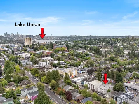 5624 Roosevelt Way NE Seattle WA 98105