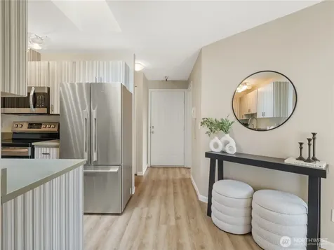 5624 Roosevelt Way NE Seattle WA 98105
