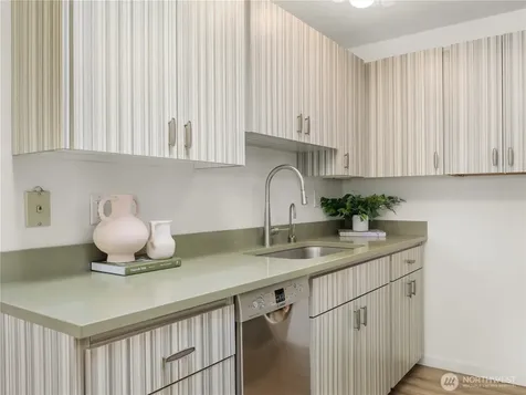 5624 Roosevelt Way NE Seattle WA 98105