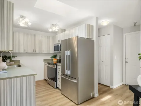5624 Roosevelt Way NE Seattle WA 98105