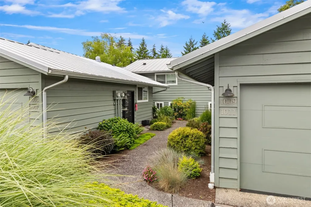 1011 Blue Heron Avenue NE Bainbridge Island WA 98110