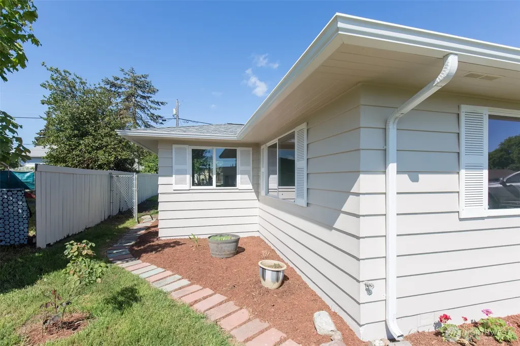 319 N Dunlap Street Sequim WA 98382