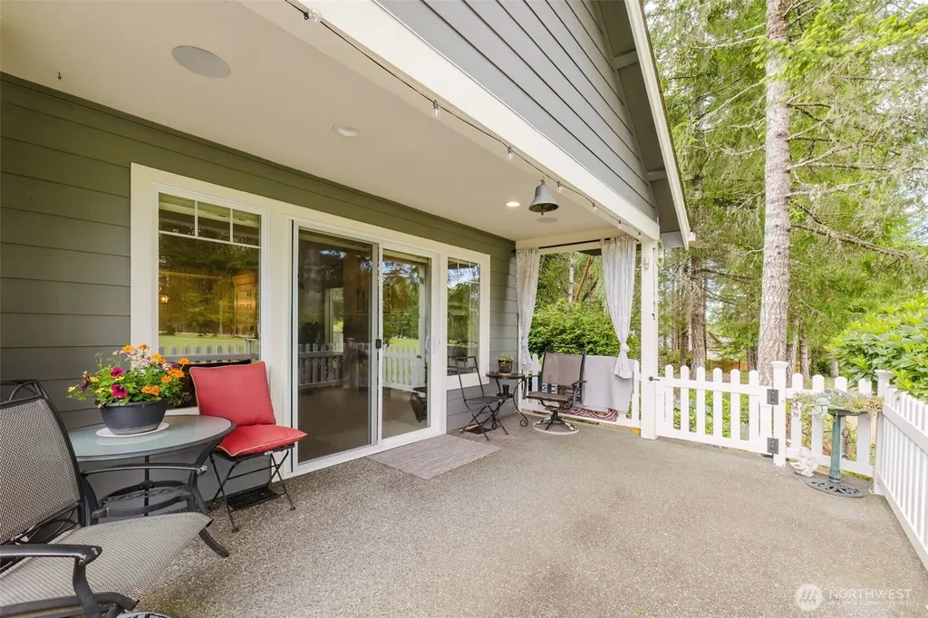 160 E Soderberg Road Allyn WA 98524
