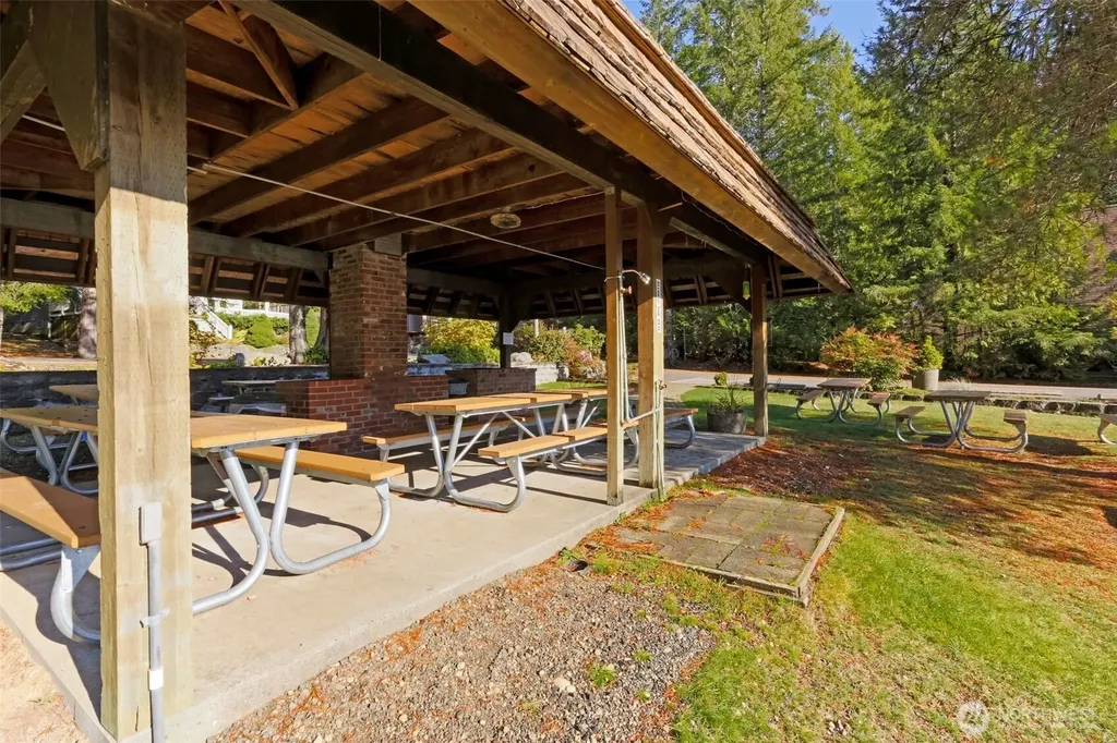 160 E Soderberg Road Allyn WA 98524
