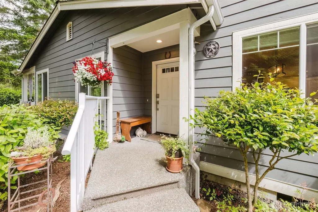 160 E Soderberg Road Allyn WA 98524