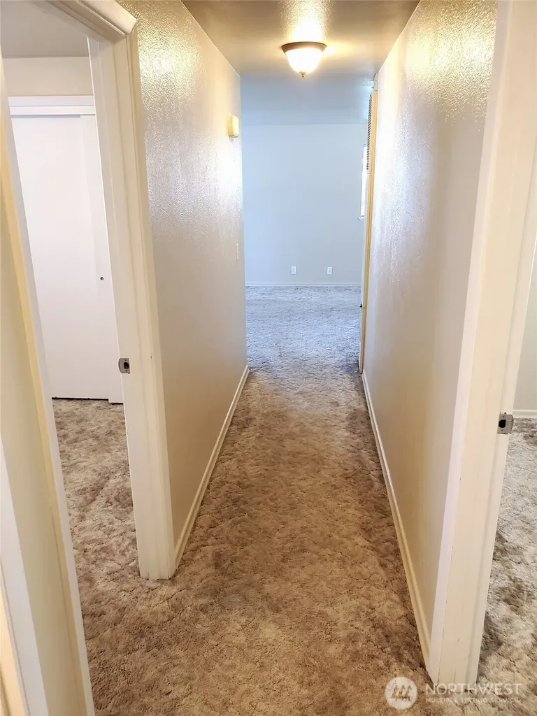 606 8th Street NW Puyallup WA 98371