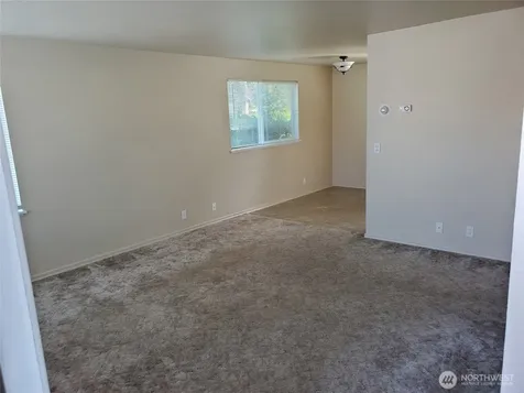 606 8th Street NW Puyallup WA 98371