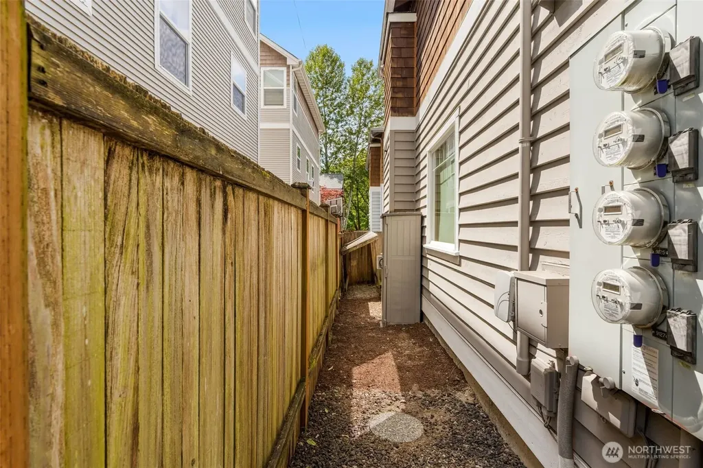 9121 23rd Avenue NE Seattle WA 98115