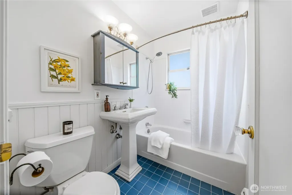 8221 23rd Avenue NE Seattle WA 98115
