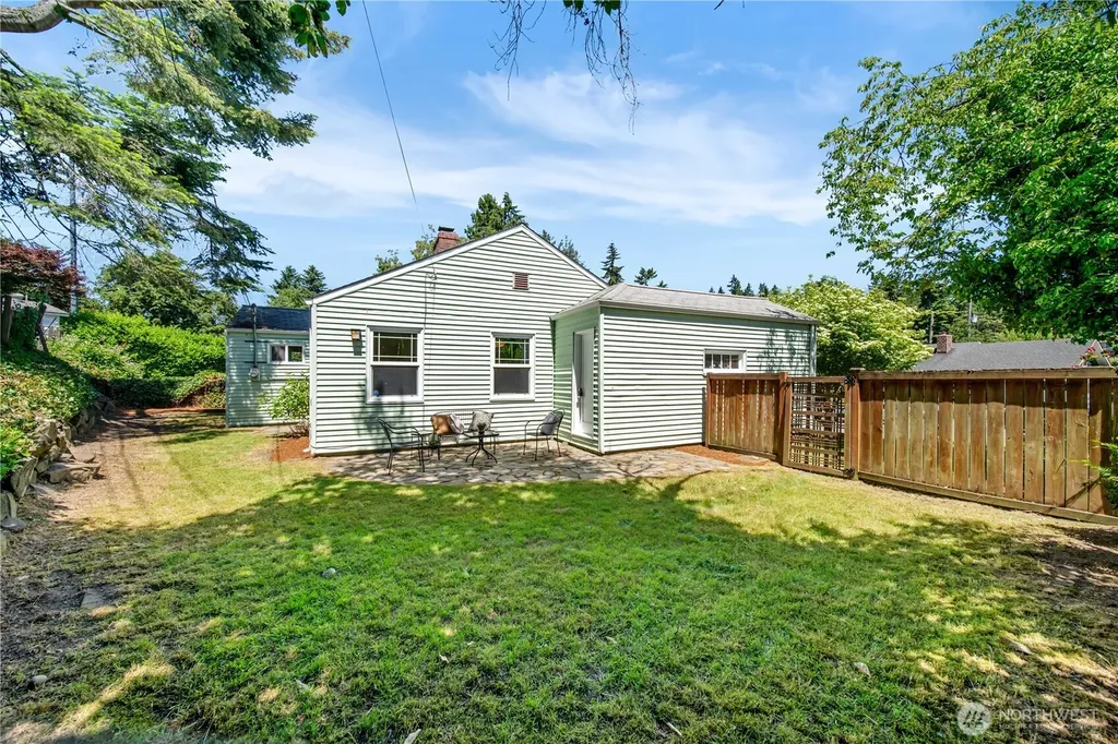 8221 23rd Avenue NE Seattle WA 98115