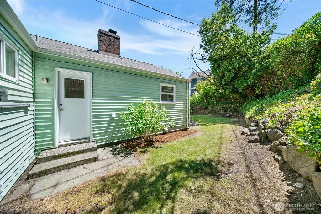 8221 23rd Avenue NE Seattle WA 98115