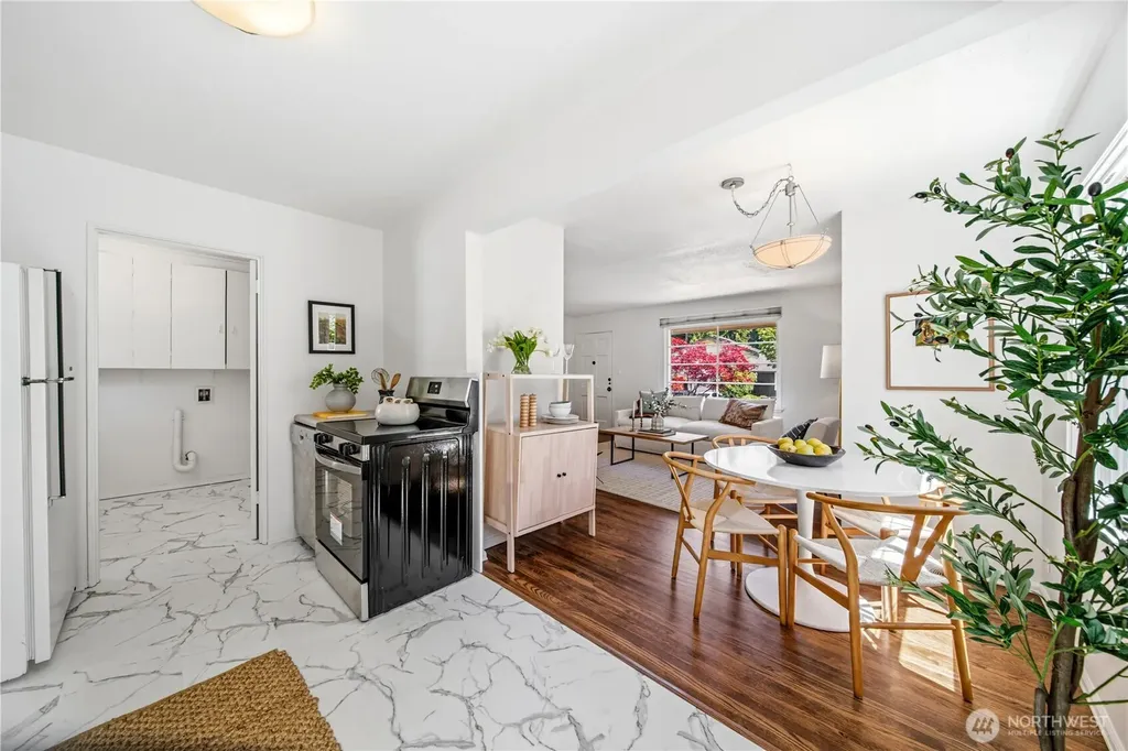 8221 23rd Avenue NE Seattle WA 98115