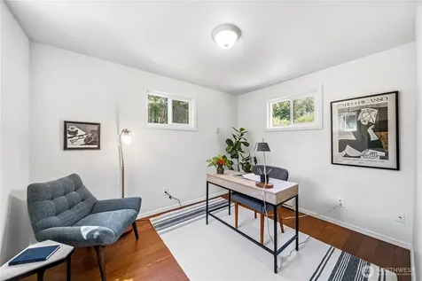 8221 23rd Avenue NE Seattle WA 98115