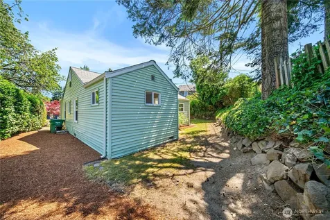 8221 23rd Avenue NE Seattle WA 98115