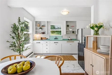8221 23rd Avenue NE Seattle WA 98115