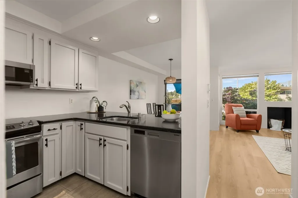 2831 14th Ave W Seattle WA 98119